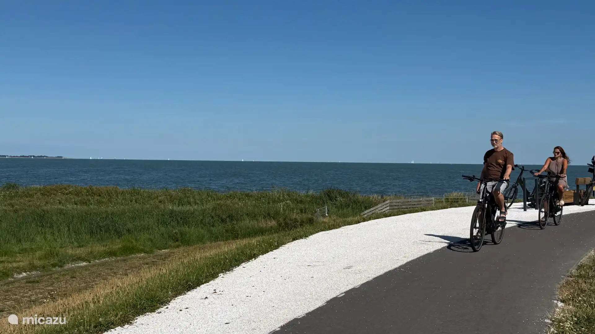 Lekker fietsen vanuit Schardam op het nieuwe fietspad op de dijk tussen Hoorn en Edam