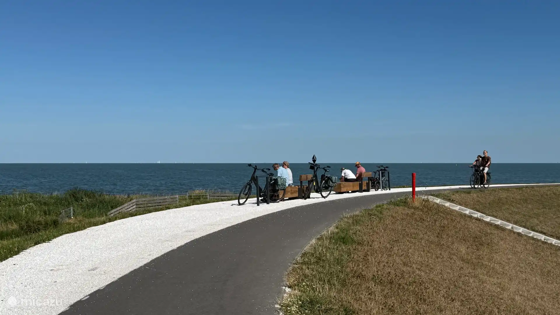 Uitzicht op het IJsselmeer op je fietstocht