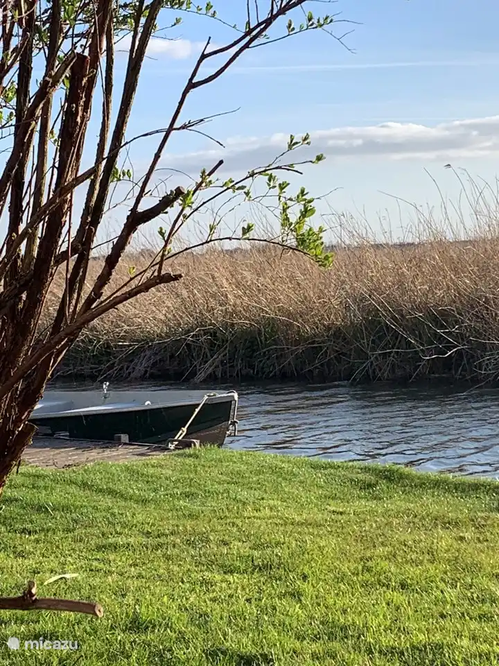 Bote de remos de aluminio en el embarcadero privado, una canoa canadiense para 2 personas también está disponible para los entusiastas de los deportes.