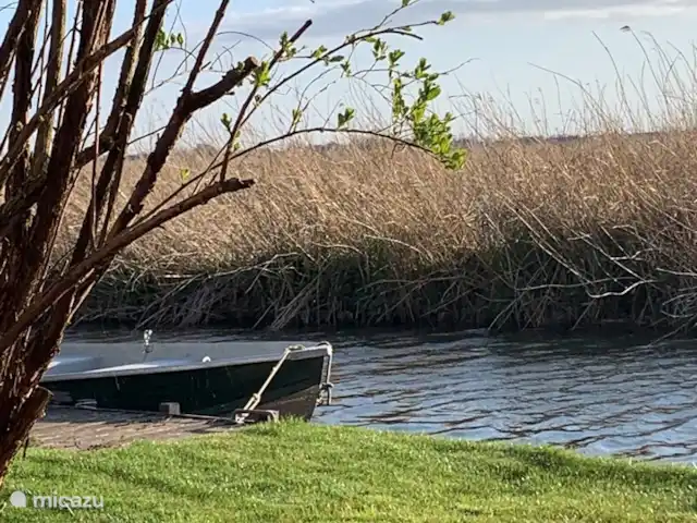 bungalow huren in Nederland, Noord-Holland, Schardam – Koggenbungalow Aluminium roeiboot aan de eigen steiger, ook is een Canadese 2-persoons kano beschikbaar voor de sportievelingen