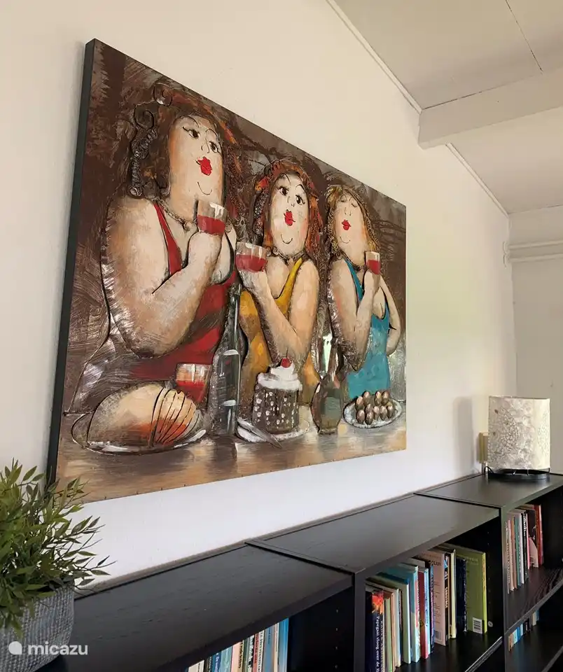 Las gordas miran con una copa de vino........