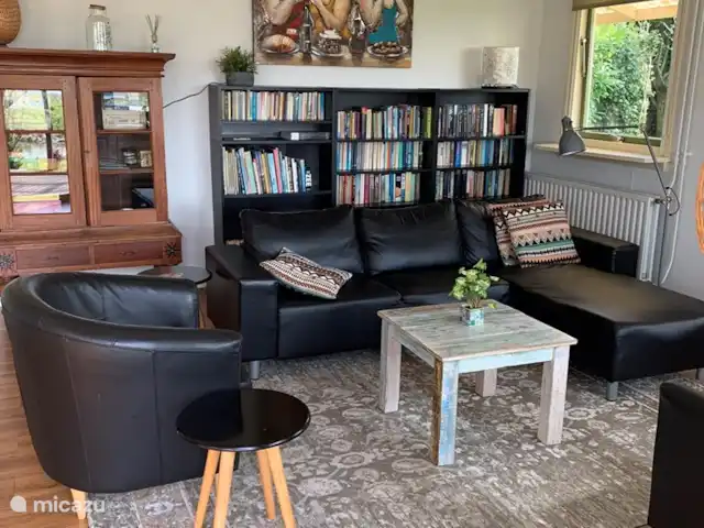bungalow huren in Nederland, Noord-Holland, Schardam – Koggenbungalow In de huiskamer een goed gevulde boekenkast en spelletjes