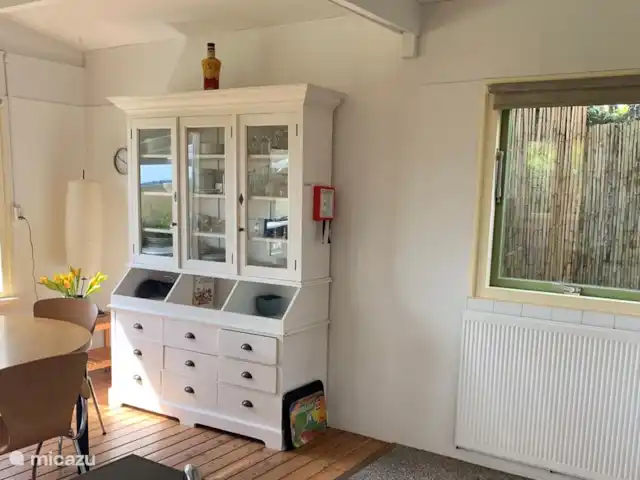 bungalow huren in Nederland, Noord-Holland, Schardam – Koggenbungalow Servieskast in de keuken