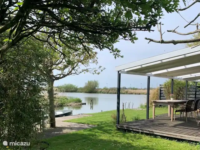 bungalow huren in Nederland, Noord-Holland, Schardam – Koggenbungalow Meerdere terrasjes om uit de wind en in de schaduw of in de zon te zitten