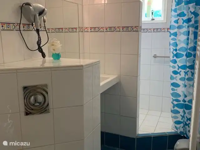 bungalow huren in Nederland, Noord-Holland, Schardam – Koggenbungalow Badkamer-douche met veiligheidsgrepen aan de muur