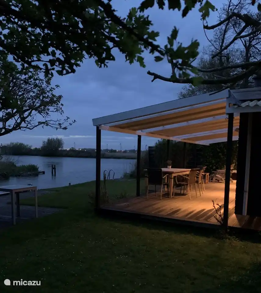 Por la noche, la terraza está atractivamente iluminada.