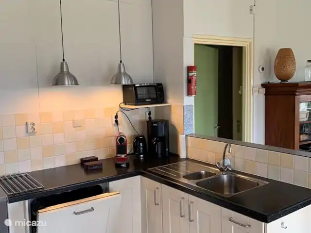 bungalow huren in Nederland, Noord-Holland, Schardam – Koggenbungalow Open keuken met 5-pitsgasfornuis, afwasmachinen en alle handige keukenapparatuur