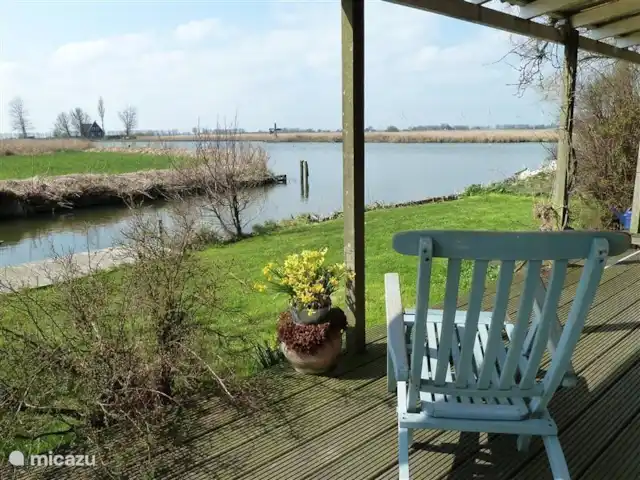 bungalow huren in Nederland, Noord-Holland, Schardam – Koggenbungalow Uniek plekje aan 't water met vrij uitzicht voor rustzoekers, vogelaars, vissers en natuurliefhebbers. Zonnige tuin en overdekte veranda; inclusief roeiboot!  In Schardam a/h IJsselmeer, bij Hoorn. 4 **** VVV keuring.