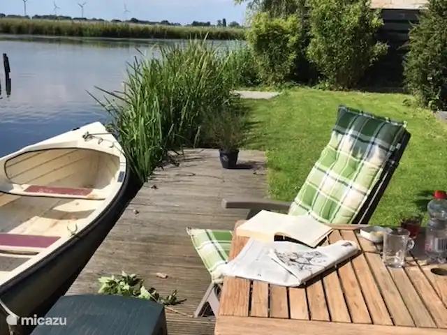 bungalow huren in Nederland, Noord-Holland, Schardam – Koggenbungalow De bungalow ligt aan het water en heeft een tuin met terras met steiger waar de roeiboot aanligt: heerlijk even het water op !