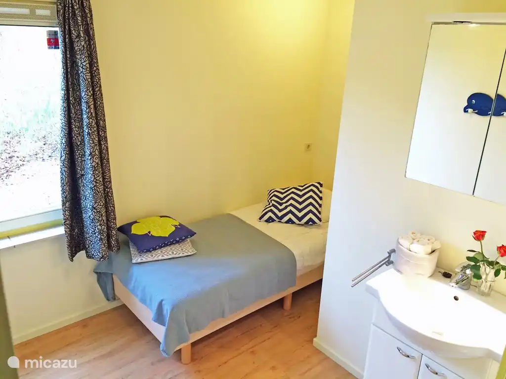 Geräumiges Einzelzimmer mit Waschbecken