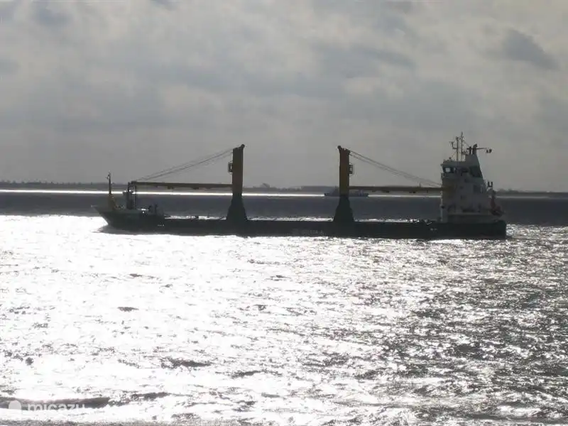 Die Schiffe segeln ein paar Meter von dir