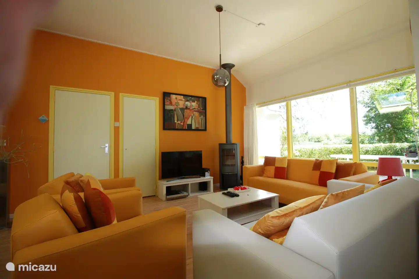 Der Sitzbereich verfügt über einen schönen Kamin und einen großen Fernseher.