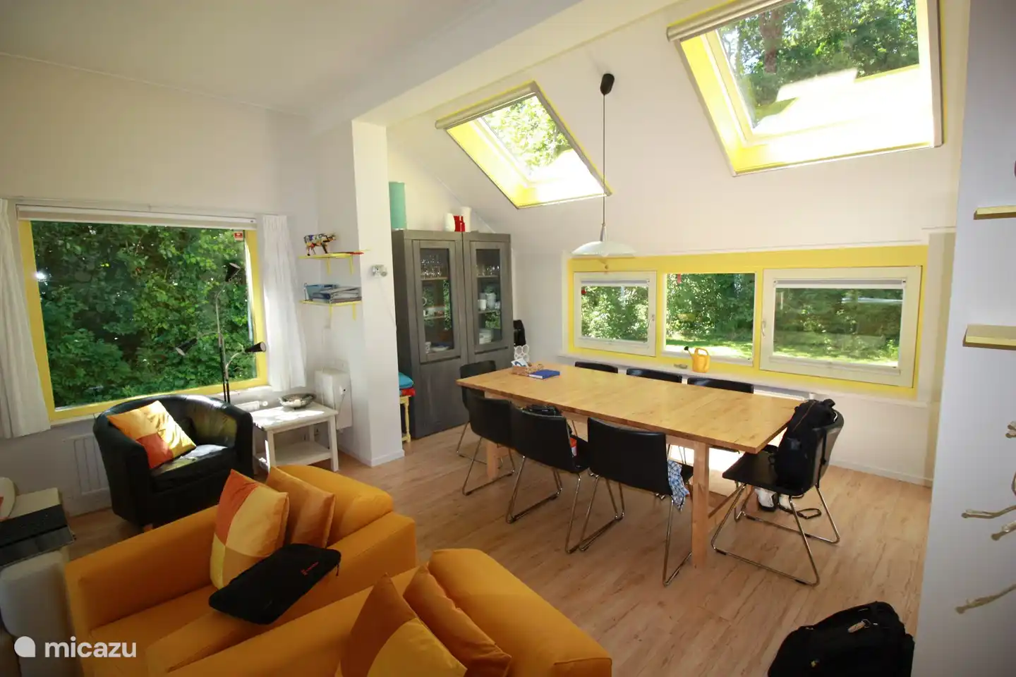 Großer Tisch (260x 100) mit Platz für mindestens 8 Stühlen