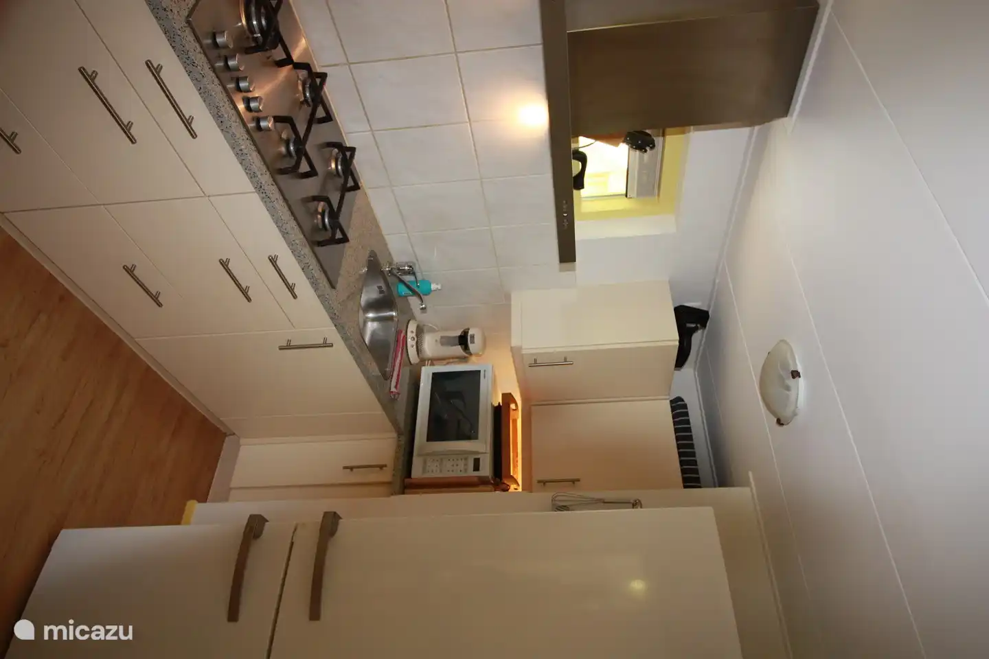 Moderne Küche mit Platz für noch mehr umfangreiche Koch. Ein großer Kühl / Gefrierkombination (5 Regalen und 3 Gefrierschubladen) gelten auch für größere Gruppen alles frisch. Offensichtlich fehlt die Spülmaschine.