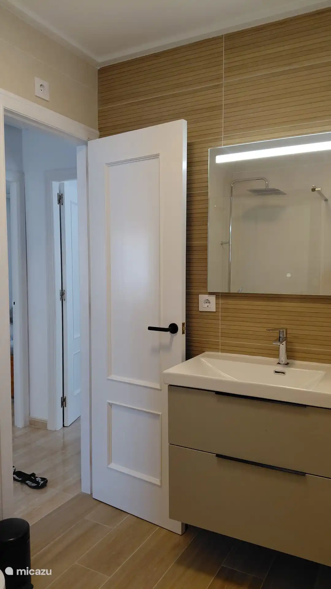 De badkamer met touch sensor spiegel en badmeubel