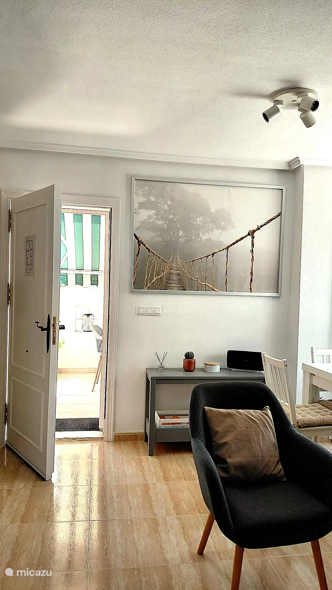 Huiskamer met eettafel, deze is uitschuifbaar