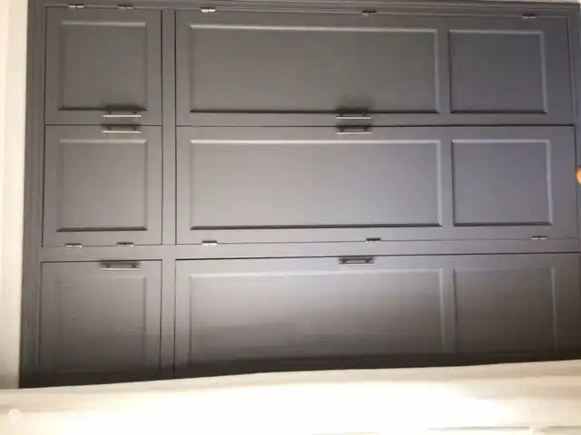 slaapkamer 1. Heeft twee éénpersoonsbedden. Een ingebouwde kledingkast. Airco warm/koud, nachtkastje met laadjes en nachtlampje. Tevens voorzien van een plafondventilator. 