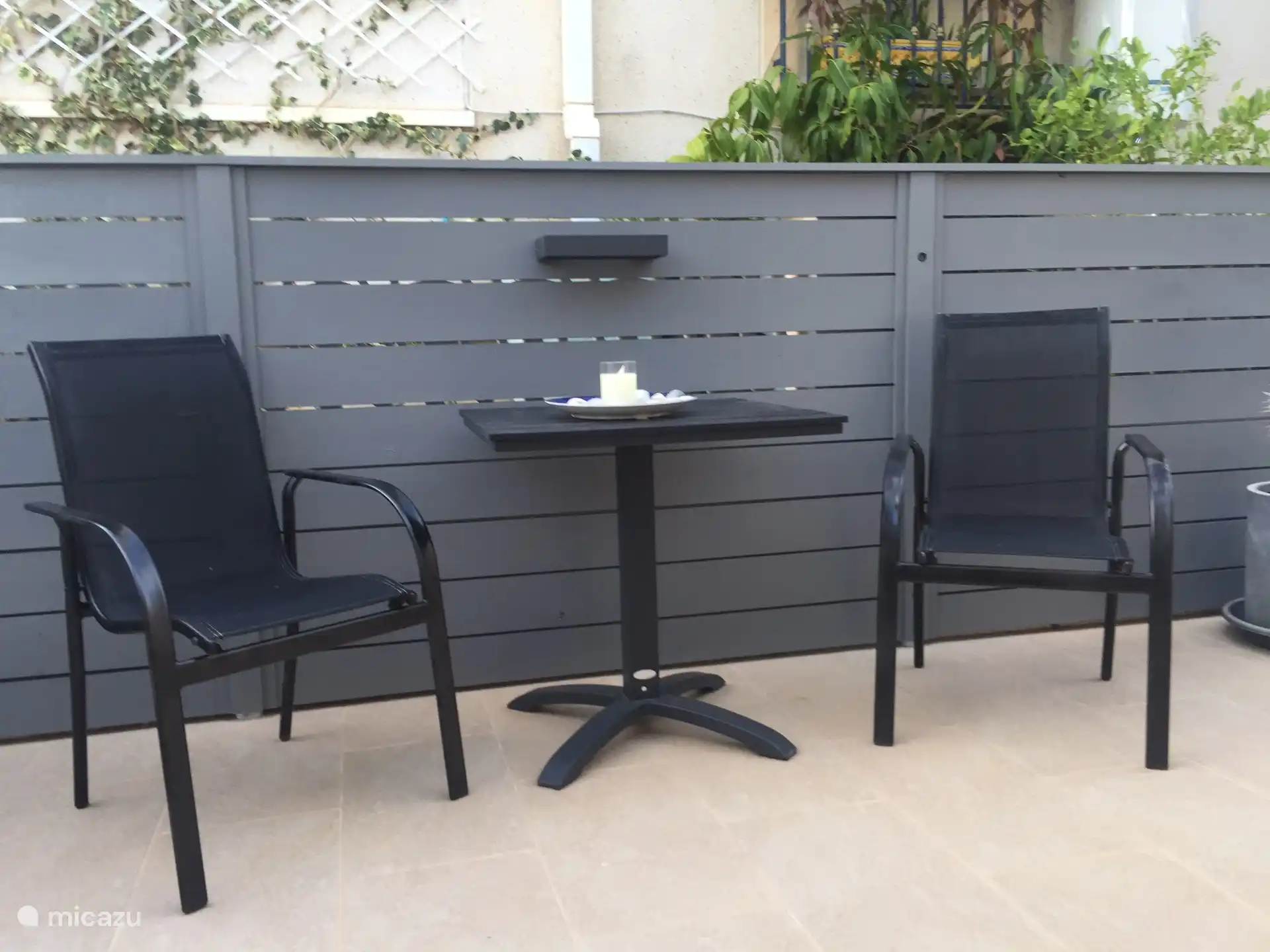 zitje tegenover het huis, hier kun je ook heerlijk van de zon genieten