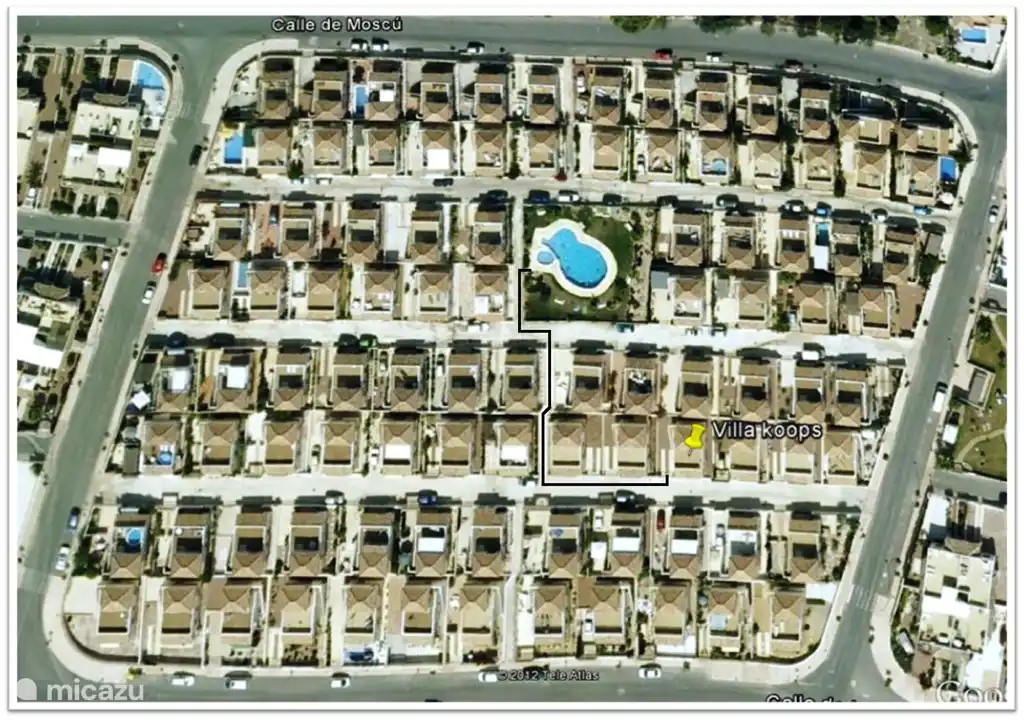 Voor de route naar het zwembad volgt u de zwarte lijn. U loopt vanaf de villa naar links, 2 huizen verder gaat u de hoek om daar vindt u het zwembad. U hoeft geen weg over te steken.  