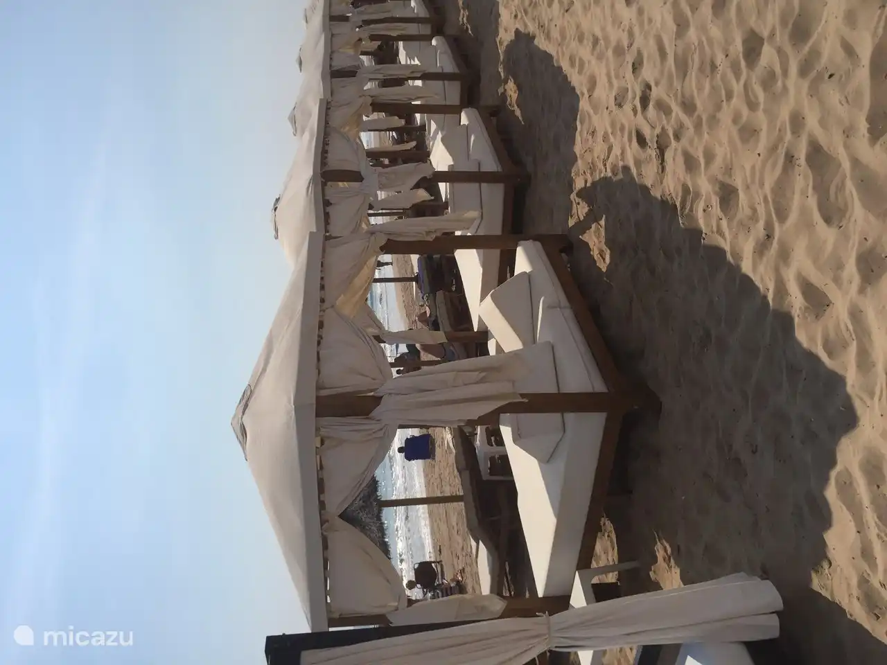 Het strand van La Marina, heerlijk luxe bedden te huur. 