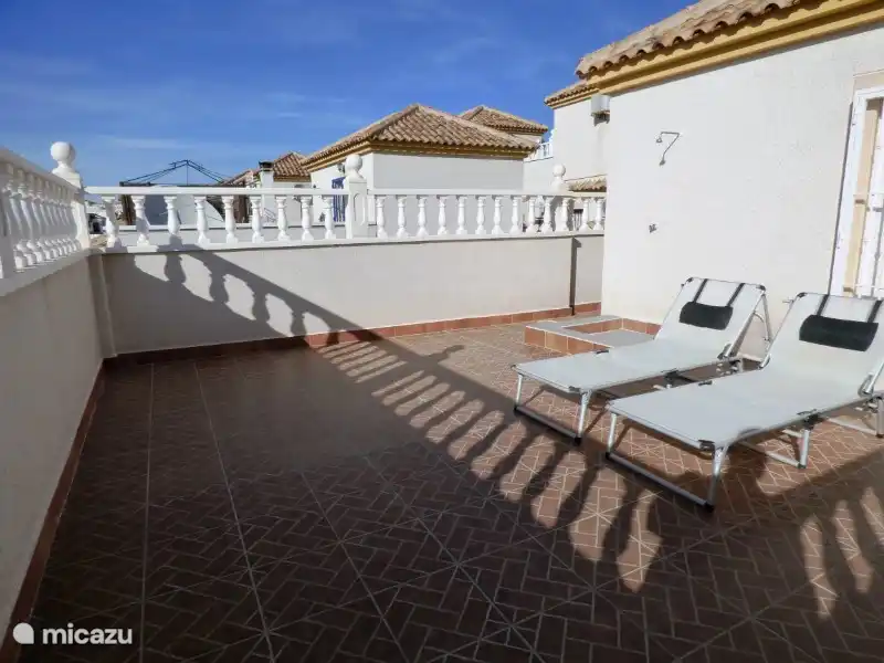 Het dakterras met buiten douche. Het huis ligt op het zuiden, u kunt de gehele dag op het dakterras relaxen. 