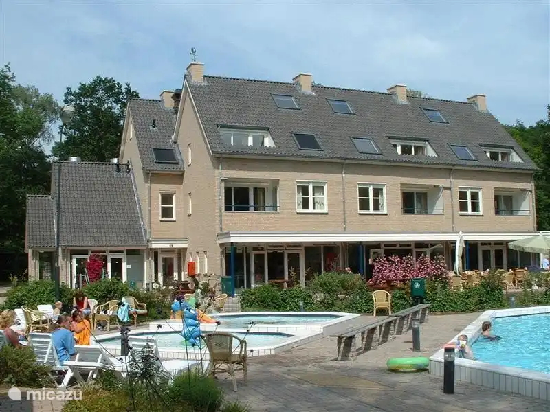 Restaurant M&H, snackbar, zwembad en kinderbad op park