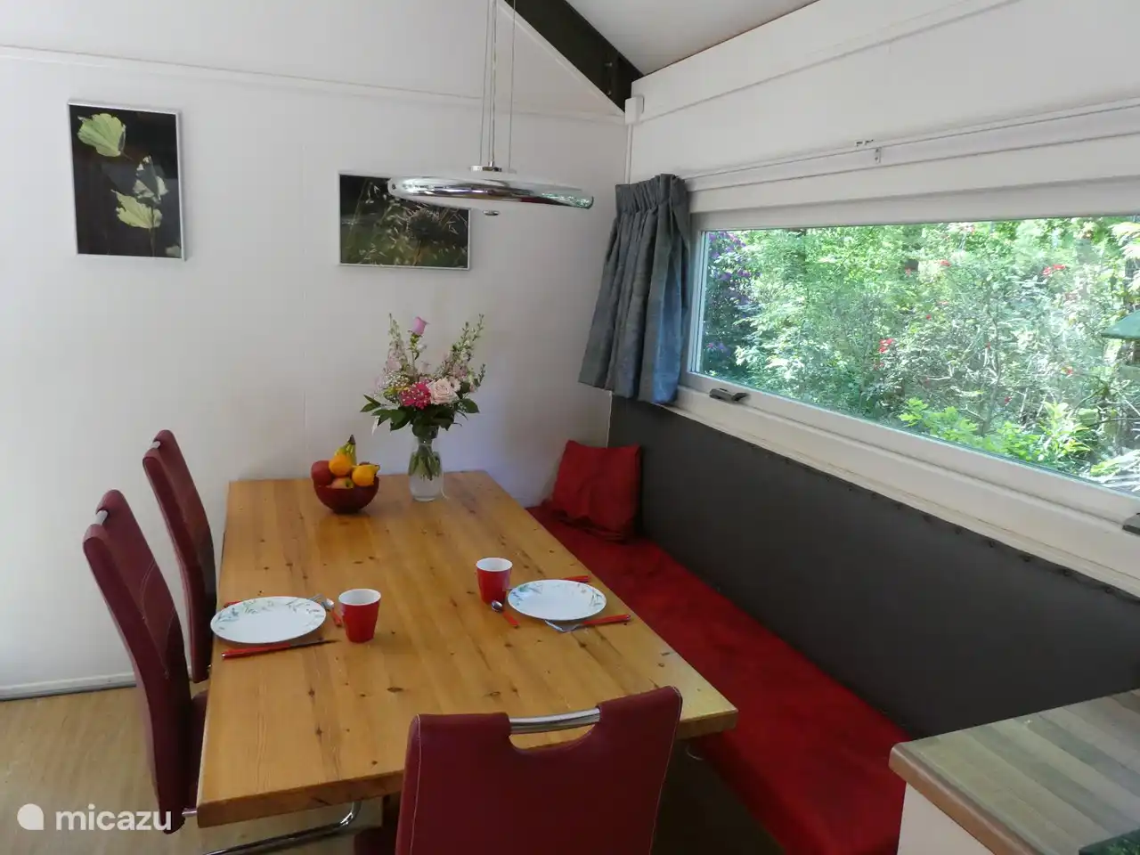 De eethoek met uitzicht op de 'eethoek' voor de vogels