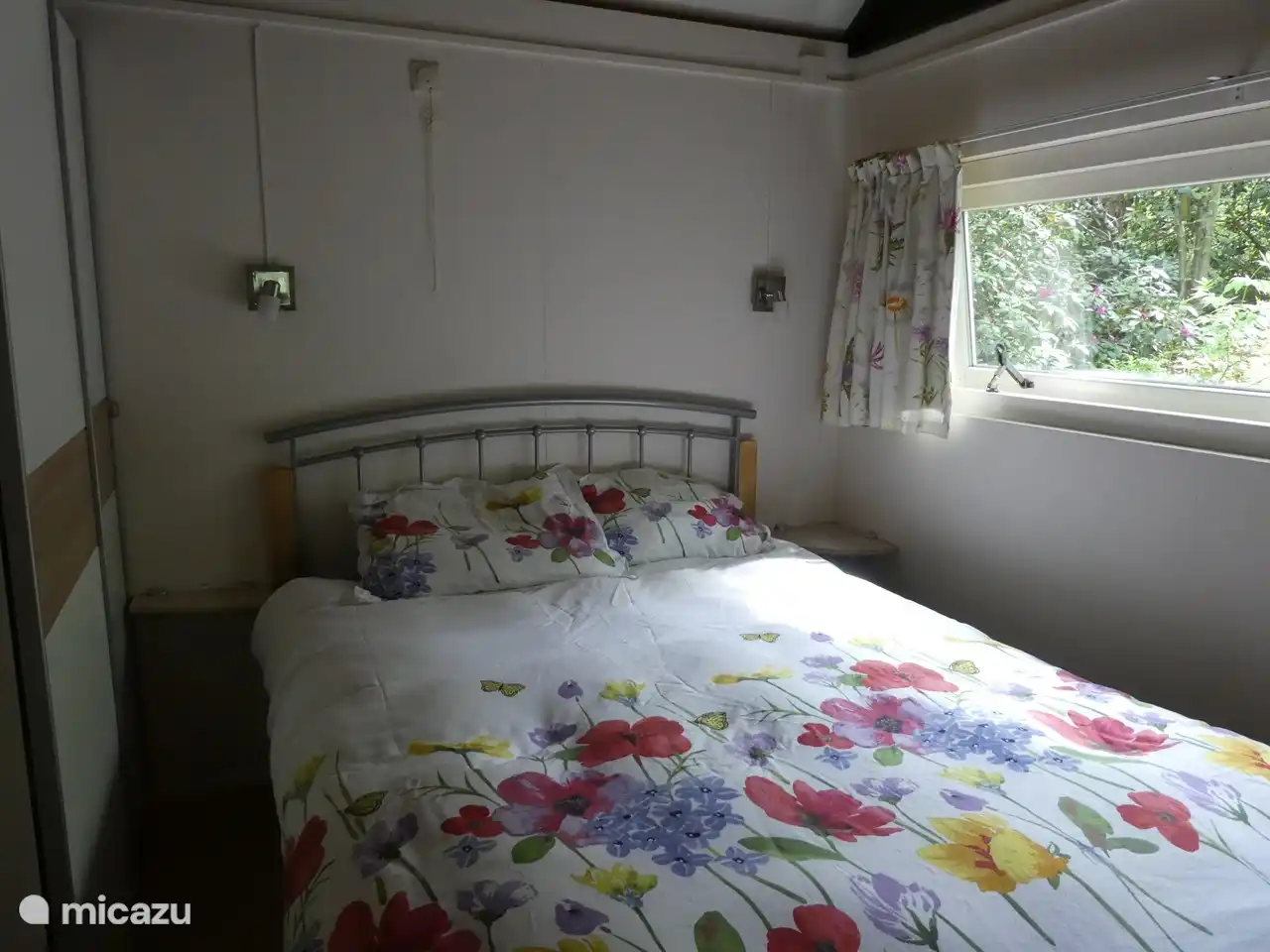 Slaapkamer beneden: ontspannen wakker worden met vogelgeluiden.
Wel zelf dekbedhoes meenemen.