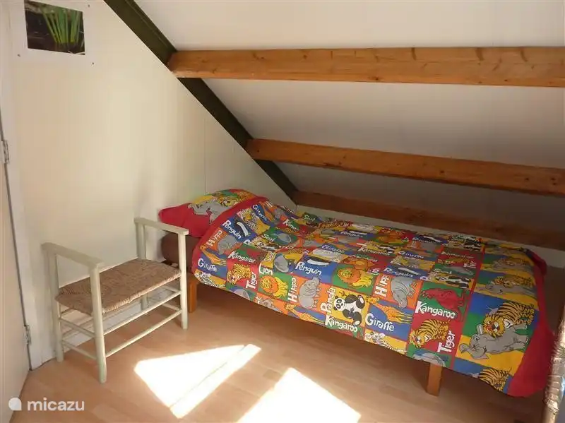 Slaapkamer/vide boven met eenpersoonsbed