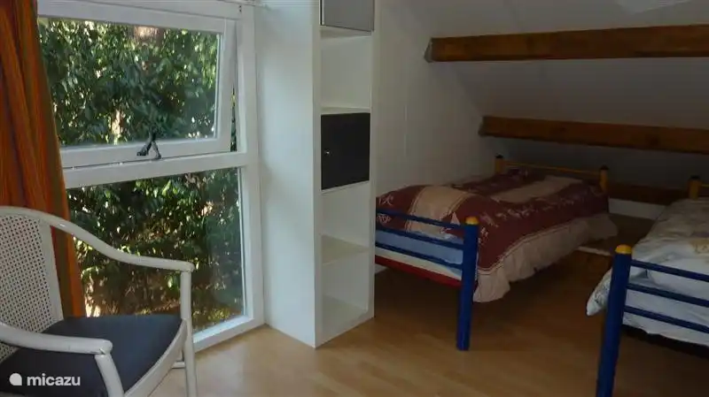 Slaapkamer boven met twee éénpersoonsbedden