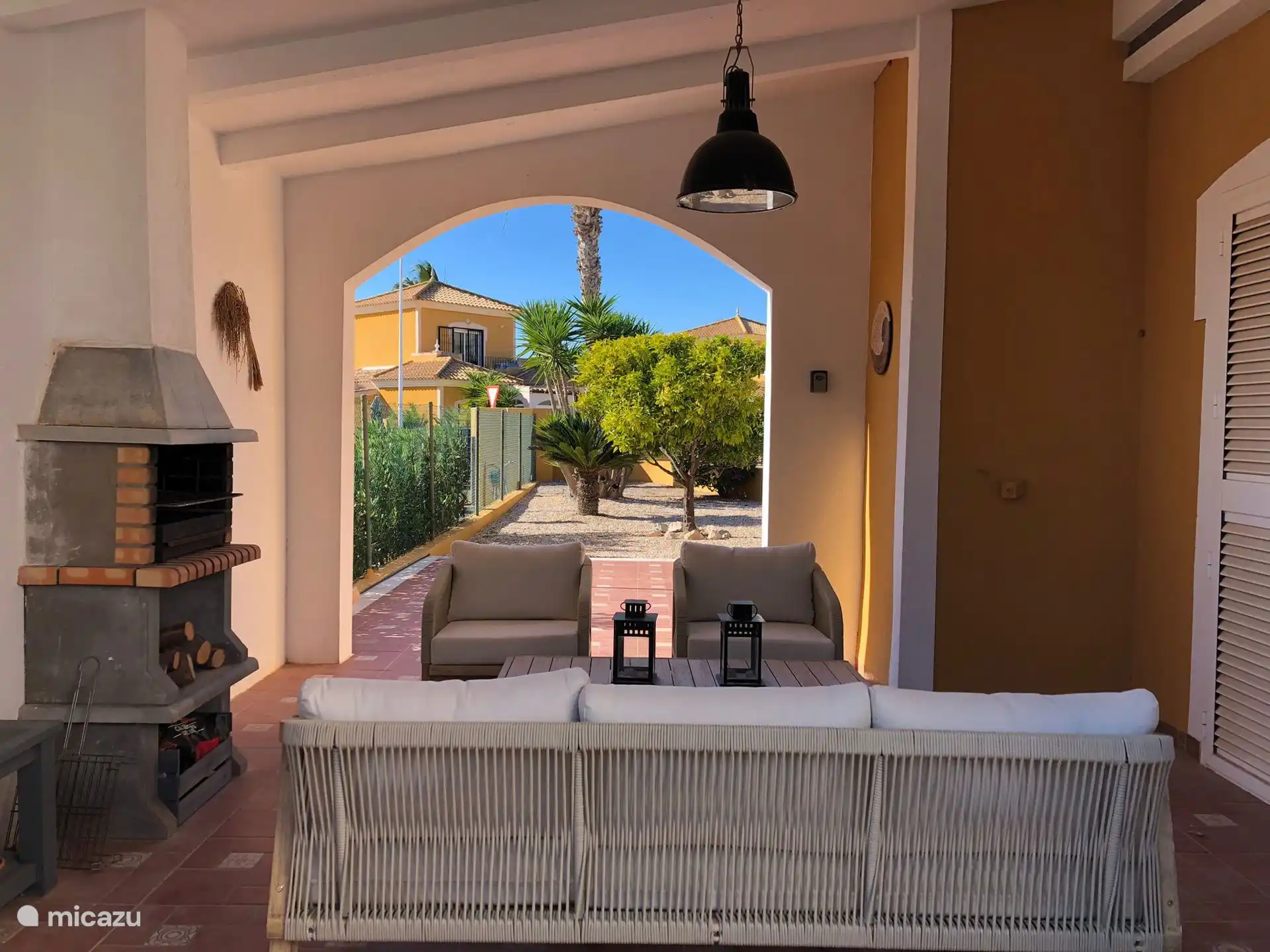 Nuestra acogedora terraza en el lateral de la casa con barbacoa. 