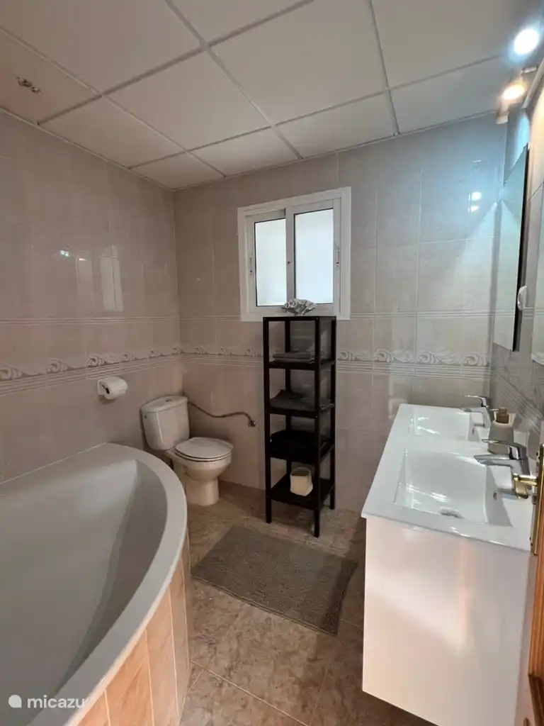 Das Badezimmer im Obergeschoss. verfügt über eine Badewanne.