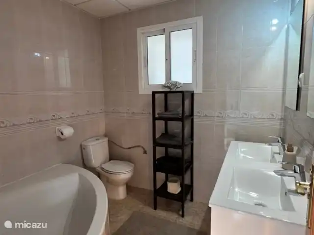 Villa Calida | Espagne, Costa Cálida, Mazarrón - villa La salle de bain à l'étage. a une baignoire.