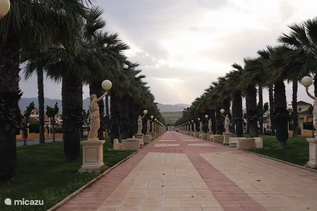 Der Boulevard am Eingang des Parks.