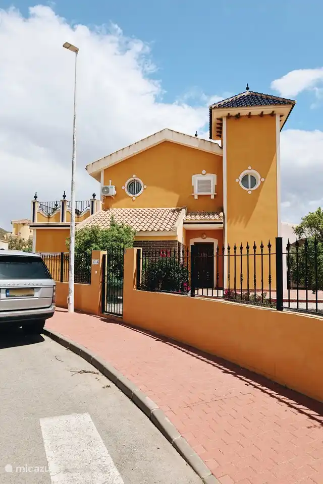 Ein klassisches spanisches Haus mit einem Turm. Dieser Entwurf steht im Einklang mit den in der Region gebauten Häusern.