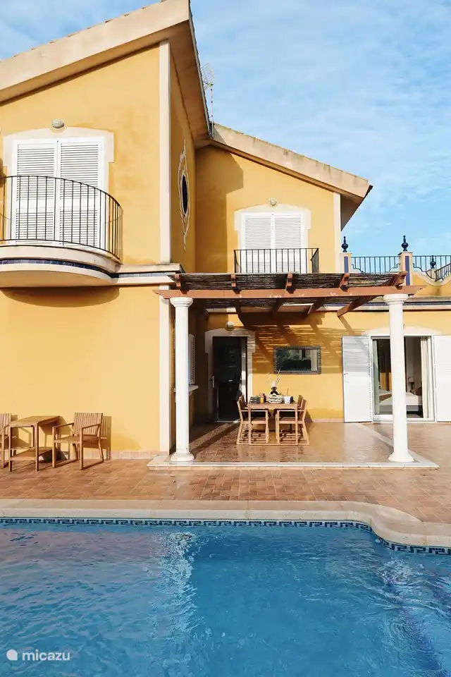 Eine schöne Terrasse, die in der Hochsaison, wenn es heiß ist, im Schatten liegt.