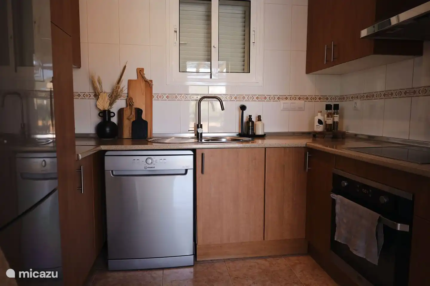 Die Küche ist großzügig mit allem ausgestattet, was Sie für einen angenehmen Urlaub benötigen. Seit 2023 haben wir ein Induktionskochfeld, mit dem das Kochen viel mehr Spaß macht. Darüber hinaus natürlich eine Kühl-Gefrierkombination, ein Backofen und eine Spülmaschine.