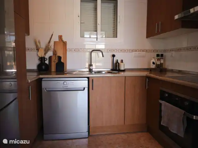 Villa Calida | Espagne, Costa Cálida, Mazarrón - villa La cuisine est richement équipée avec tout le nécessaire pour rendre les vacances confortables. Depuis 2023, nous avons une plaque à induction qui rend la cuisine beaucoup plus amusante. En outre, bien sûr, un réfrigérateur-congélateur, un four et un lave-vaisselle.