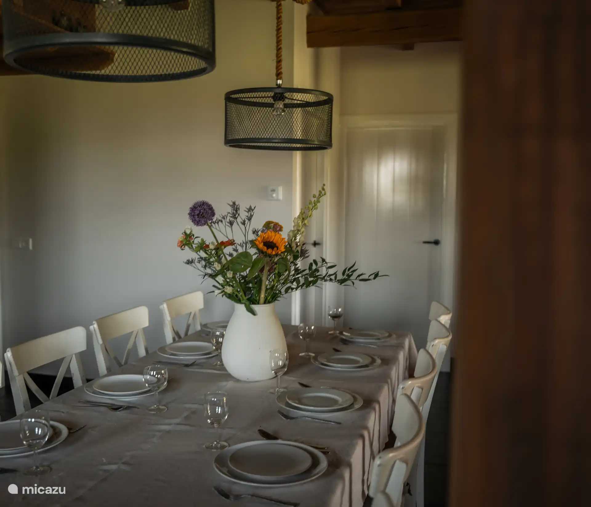 Gemütlich mit 10 Personen am Tisch