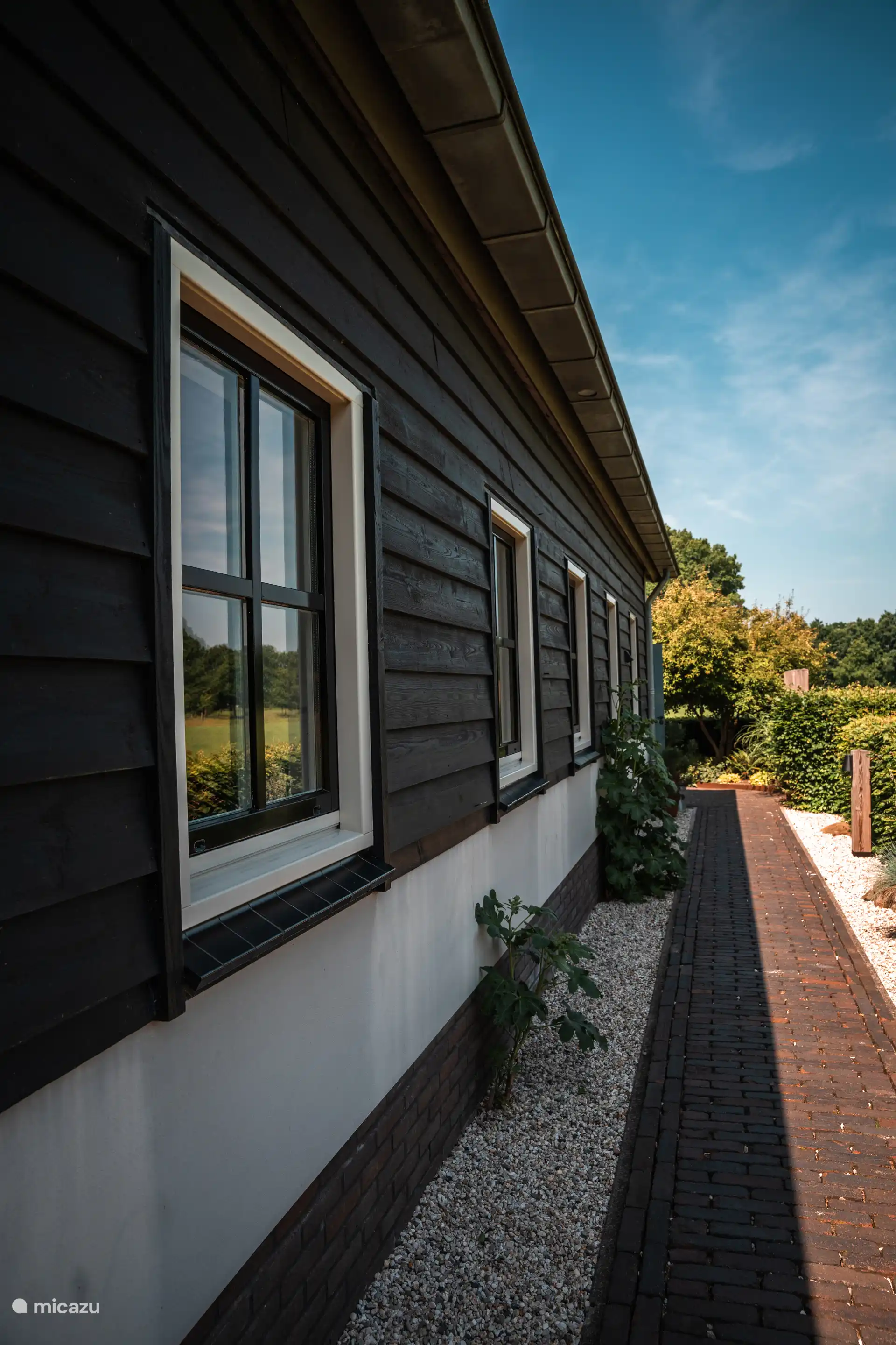 Gehen Sie an der Garage vorbei zur Pension.