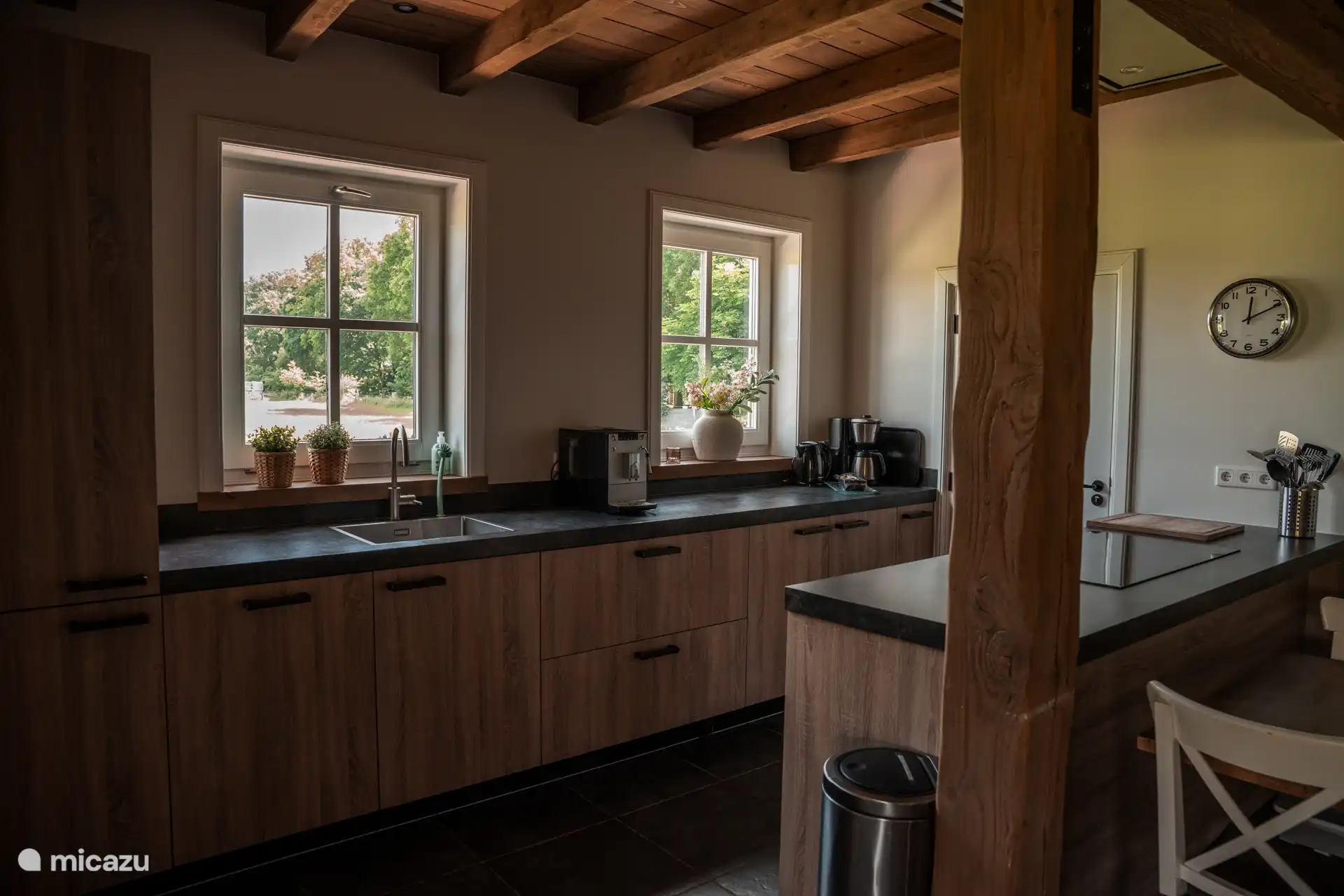 Eine köstliche, umfangreiche Küche für die leckersten Mahlzeiten.
Und gemütlich in der offenen Küche