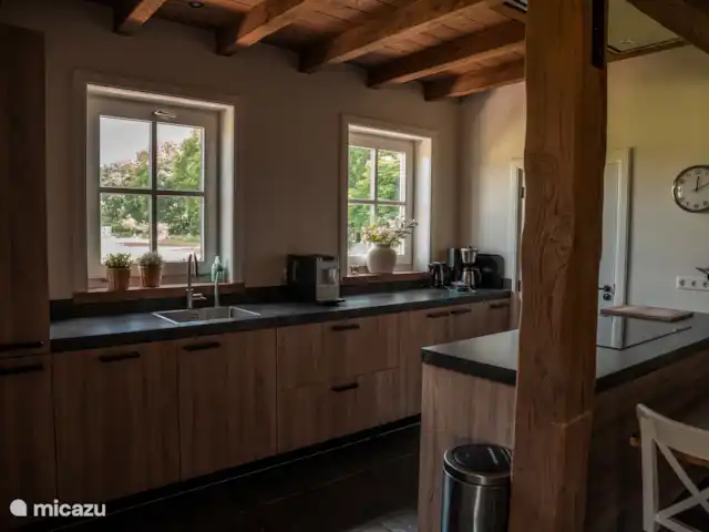 De Groene Zoom en Países Bajos, Güeldres, Otterlo - casa de campo Una deliciosa cocina extensa para las comidas más sabrosas.
Y acogedor en la cocina abierta