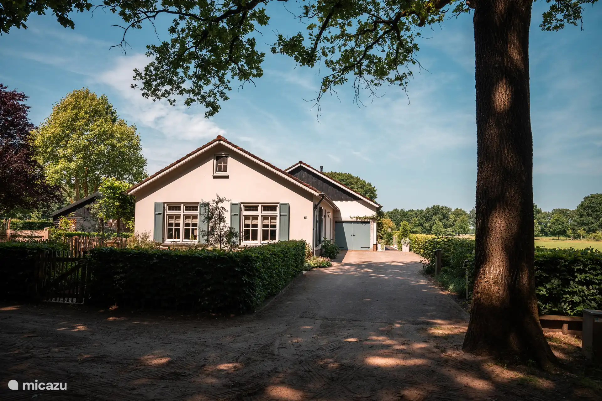 Der Eingang befindet sich direkt neben unserem Haus