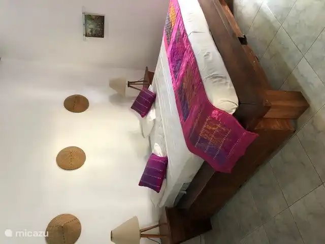 Mittleres Schlafzimmer mit Doppelbett und Einzelbett. Klimaanlage und Deckenventilator vorhanden.