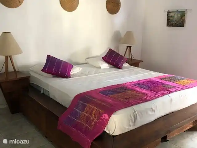 bungaló en Indonesia, Bali, Lovina – Rumah Lotus Dormitorio medio con cama de matrimonio y cama individual. Aire acondicionado y ventilador de techo disponibles.