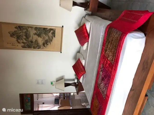 Hinteres Schlafzimmer mit großem Doppelbett. Klimaanlage und Deckenventilator vorhanden.