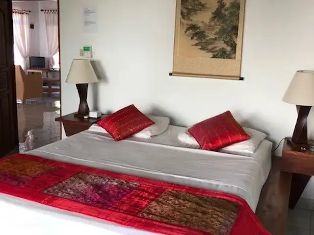 bungaló en Indonesia, Bali, Lovina – Rumah Lotus Dormitorio trasero con cama doble grande.
Aire acondicionado y ventilador de techo disponibles.