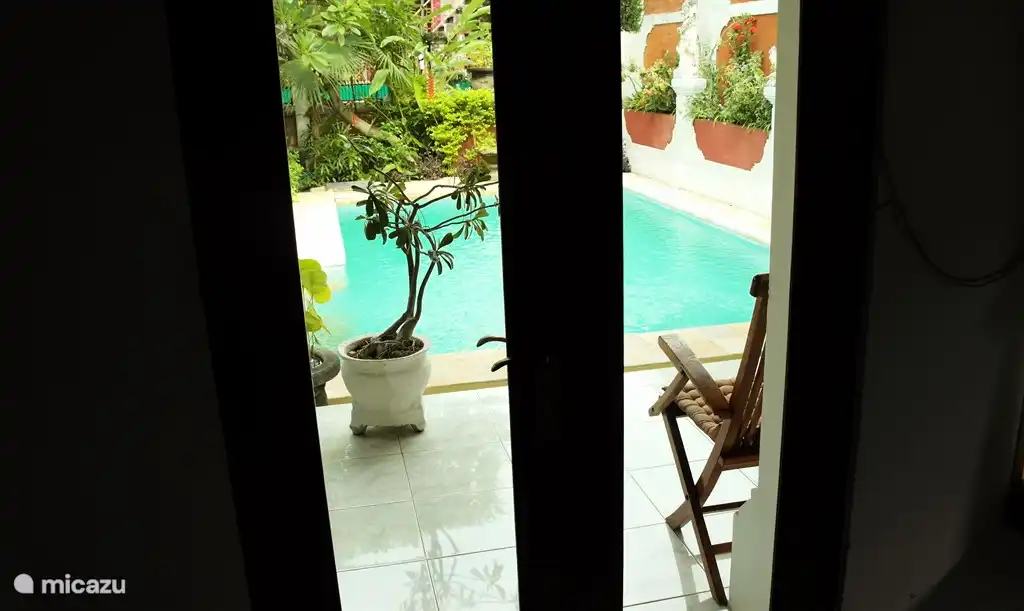 Blick auf den Pool aus dem Schlafzimmer.