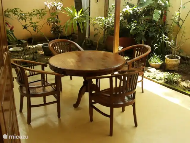 bungaló en Indonesia, Bali, Lovina – Rumah Lotus Comedor en la cocina al aire libre.