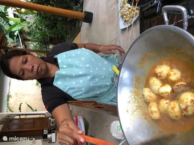 Kadek beim Kochen